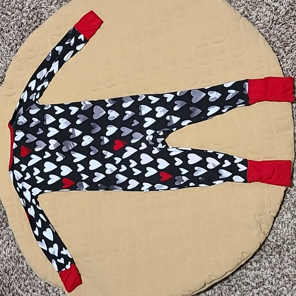 Little Sleepies Monochrome Hearts Zippy - Picture 2 of 4